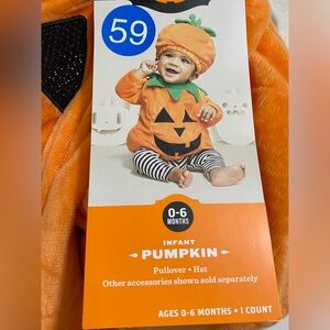 NWT - infant pumpkin costume. (C257)